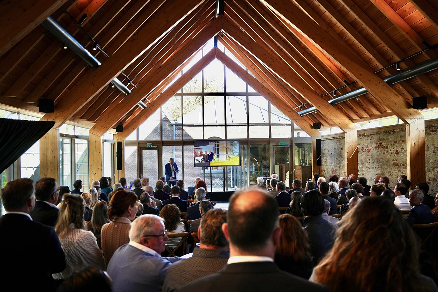 Een eeuw van zorg en verbinding, gevierd met onze relaties