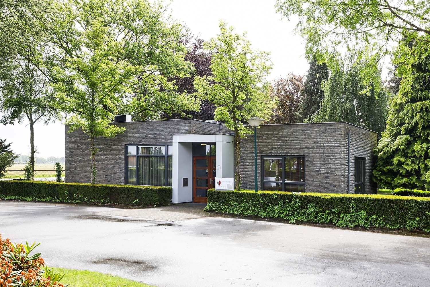 Van-der-Stappen-uitvaartverzorging-uitvaartcentrum-Budel-exterieur