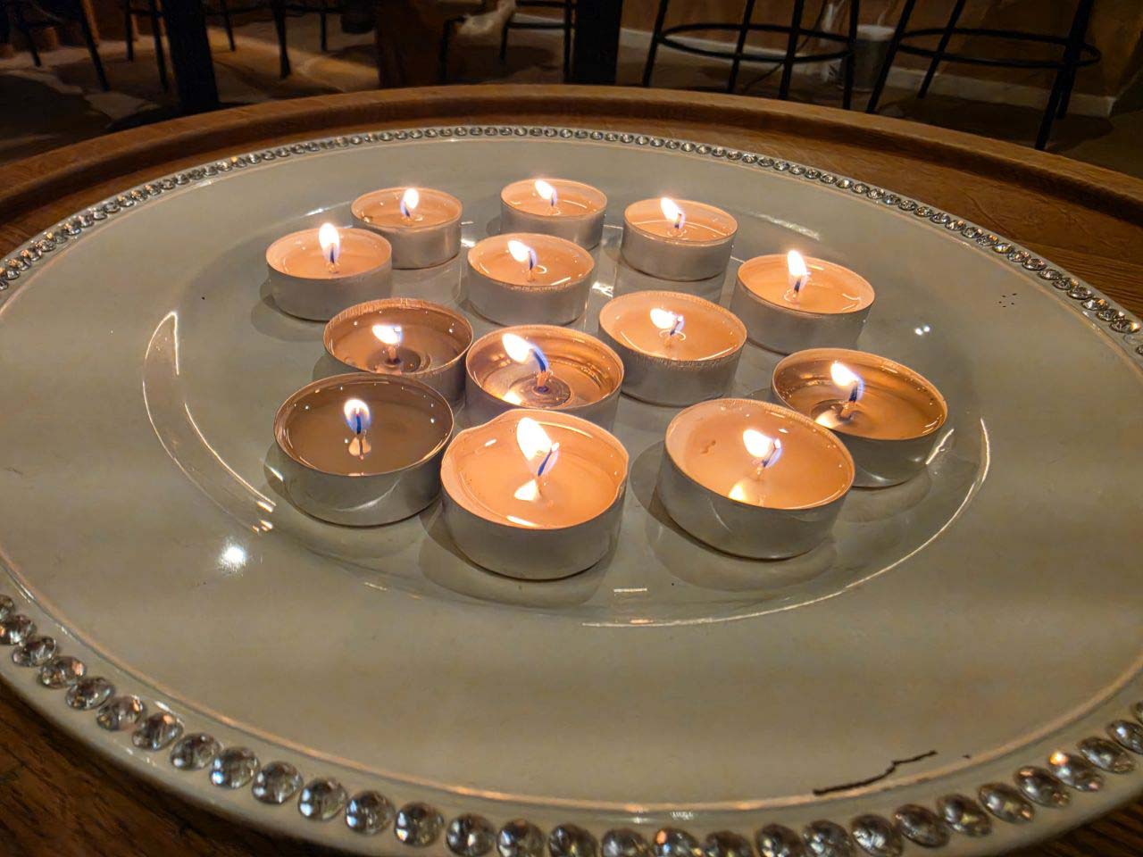 Van-der-Stappen-uitvaartverzorging-lezing-budel-omgaan-verlies-rouw-Jeanne-van-mierlo-kaarsjes